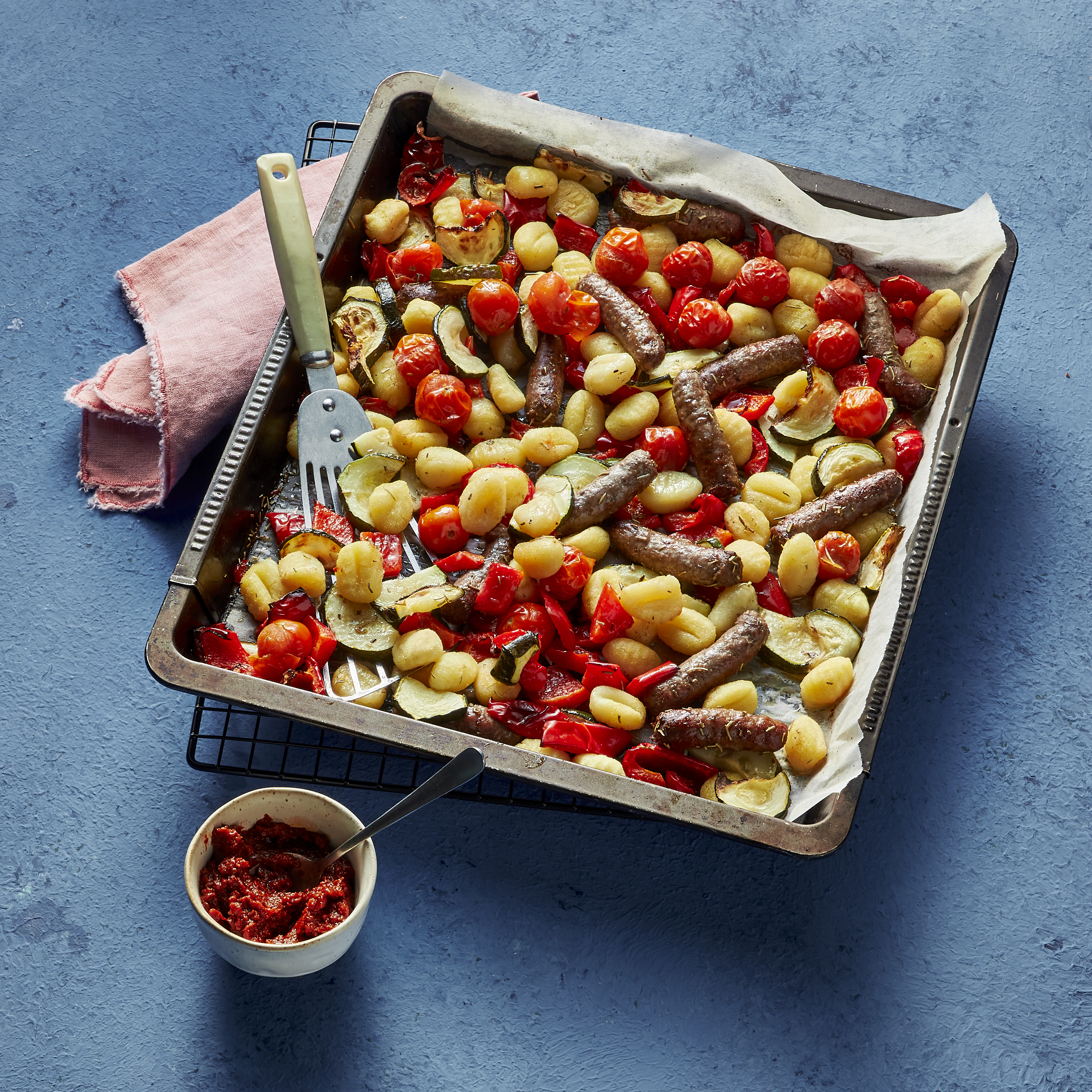 Mediterrane gnocchi-traybake met chipolataworstjes