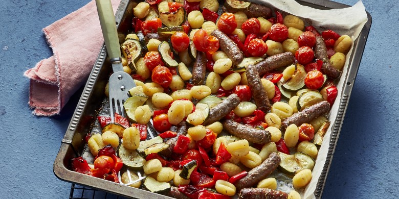 Mediterrane gnocchi-traybake met chipolataworstjes