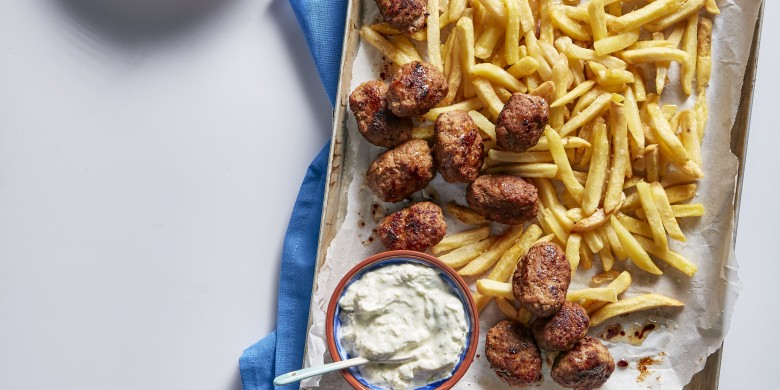 Keftedes met frites en salade