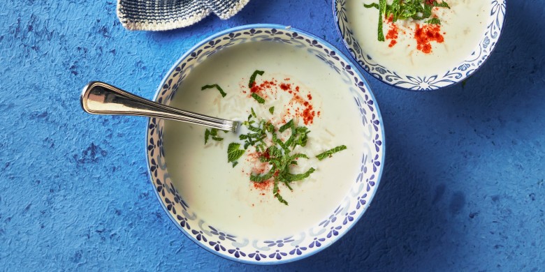 Turkse yoghurtsoep met munt