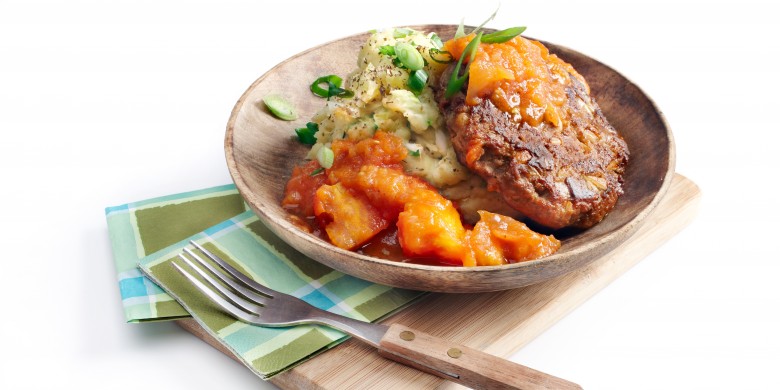 Pittige burgers met tomatensaus en kruidenpuree