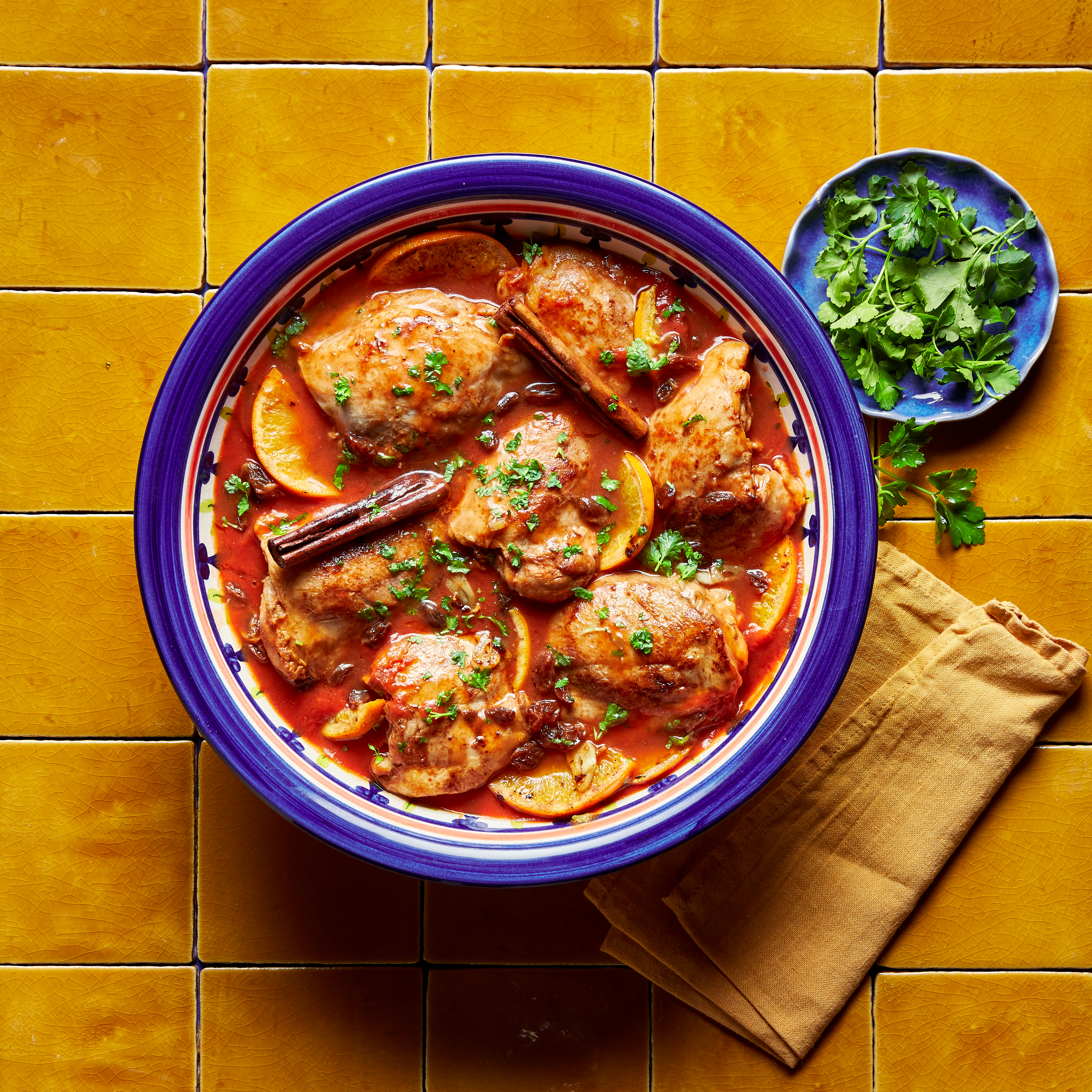 Kiptajine met rozijnen en sinaasappel