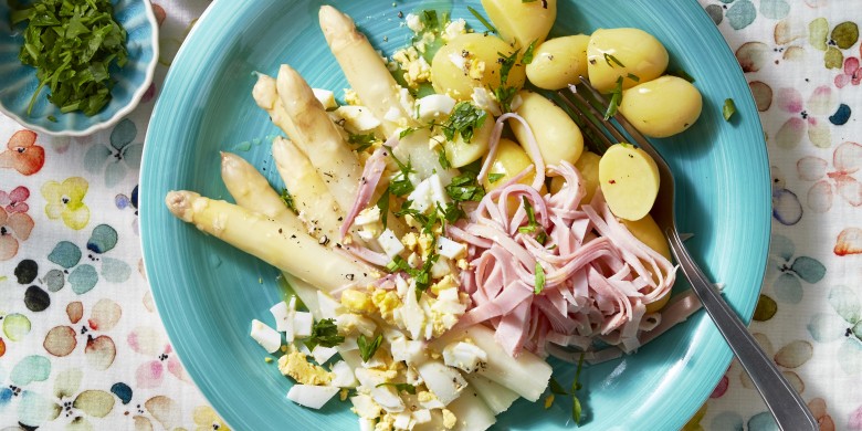 Asperges met krieltjes, ham en ei