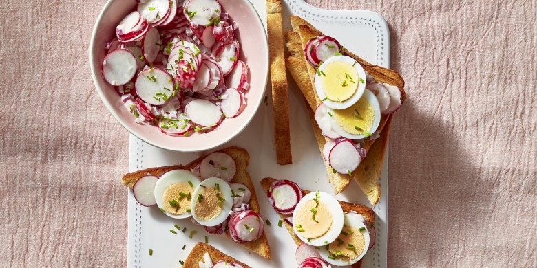 Toast met radijssalade