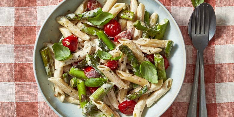 Penne met asperges, tomaat en kruidenroomkaas
