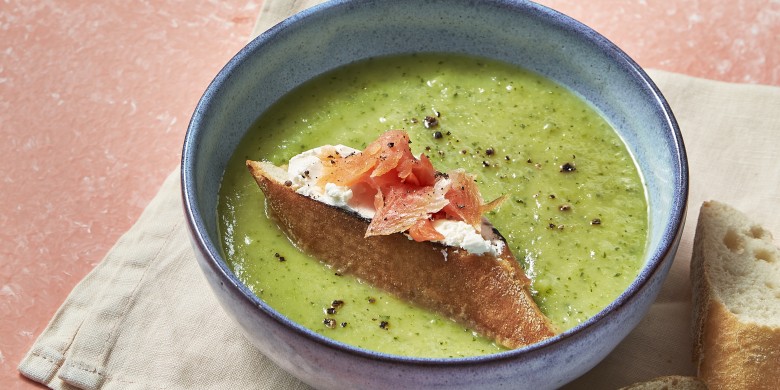 Courgettesoep met gerookte-zalmcroutons