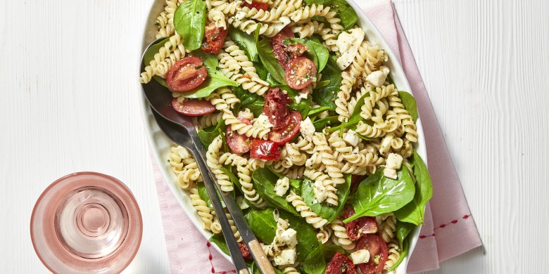 Pastasalade met tomaat, mozzarella en spinazie
