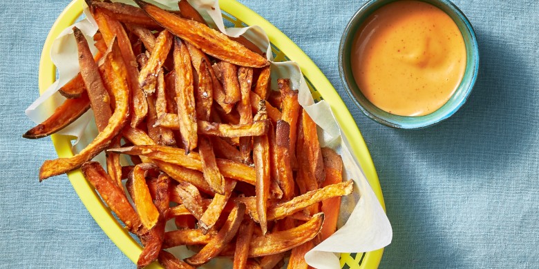 Zoete aardappelfriet met oranje mayo 
