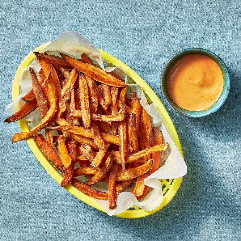 Zoete aardappelfriet met oranje mayo