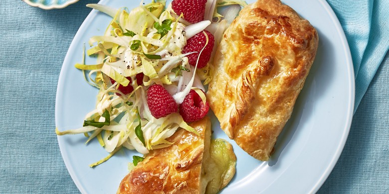 Brie in bladerdeeg met witlof-frambozensalade
