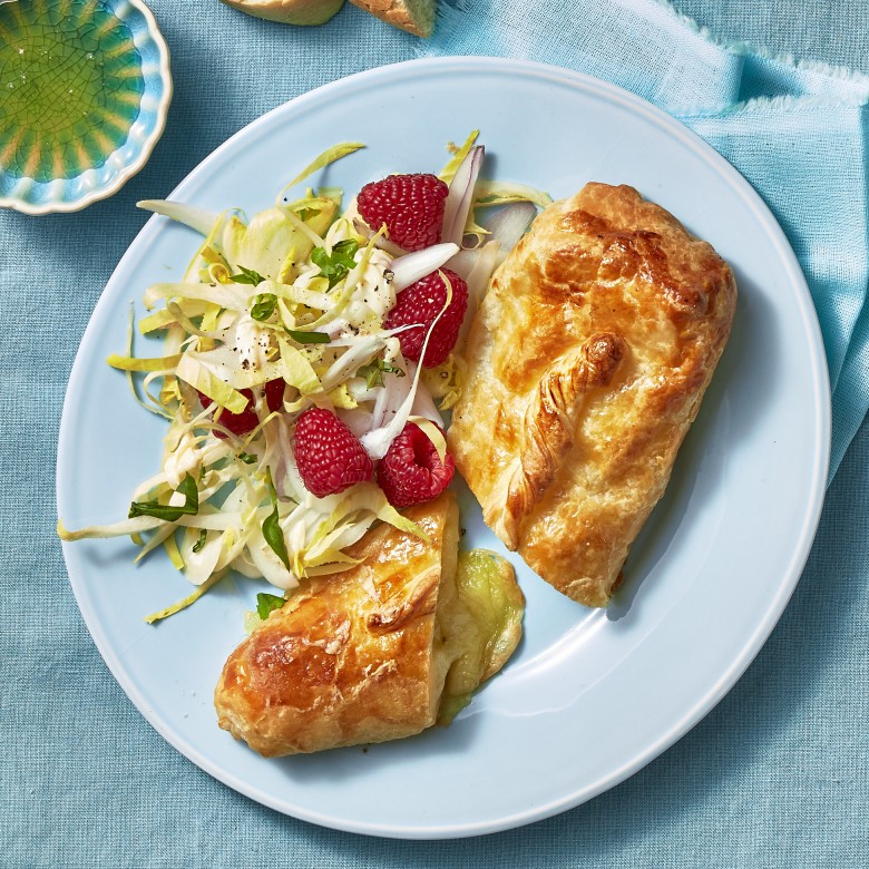Brie in bladerdeeg met witlof-frambozensalade