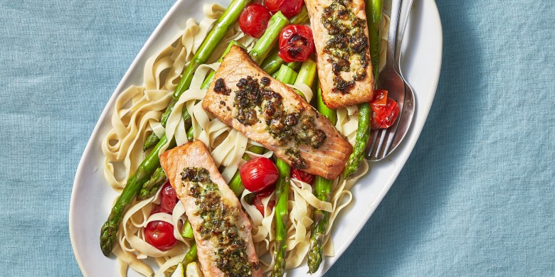 Zalmfilet met pesto en groene asperges