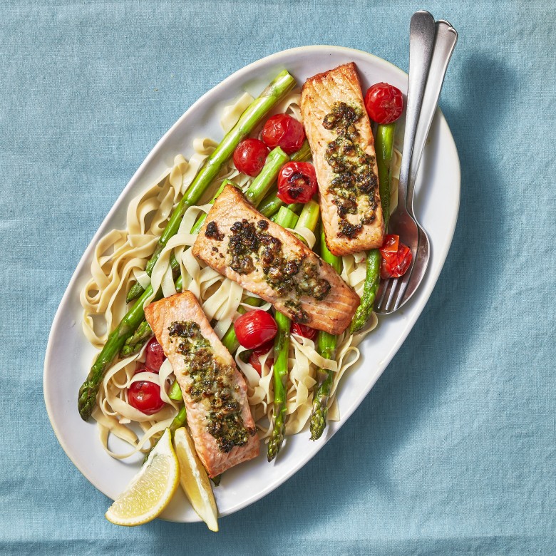 Zalmfilet met pesto en groene asperges