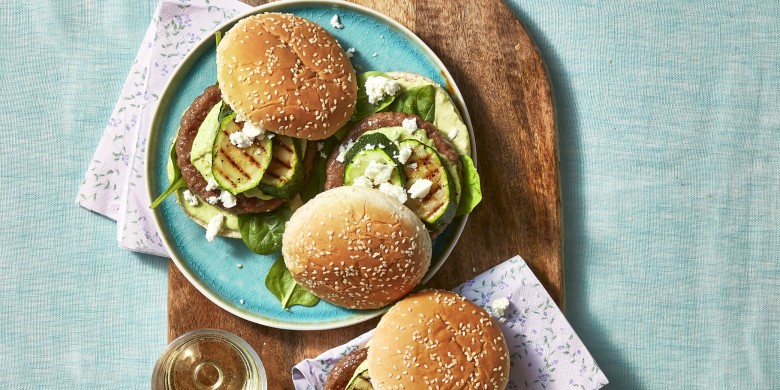 Gegrilde vegetarische burger met avocadomayo