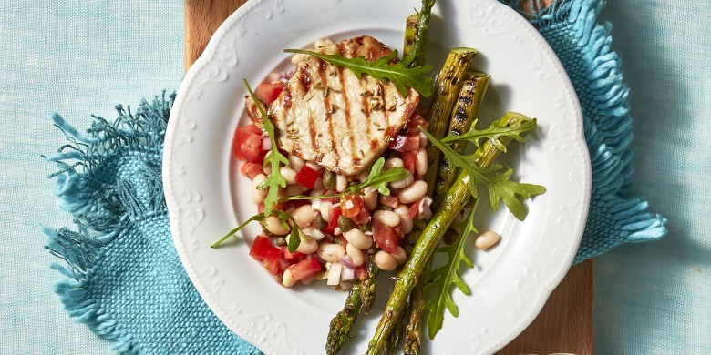 Gegrilde filetlapjes met asperges en bonensalade