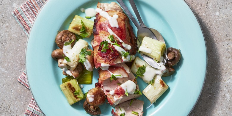 Varkenshaasrollade met spek, prei en champignons
