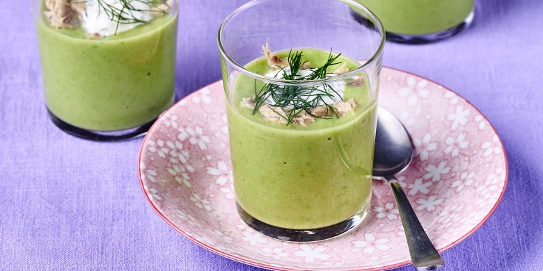 Groene aspergesoep met makreel en dilleroom