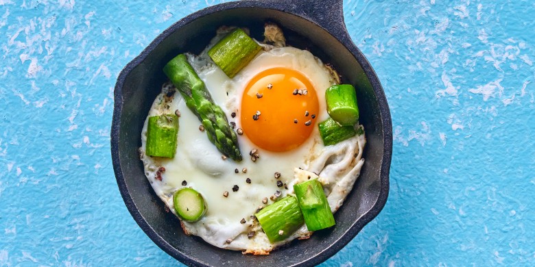 Gebakken ei met groene asperge