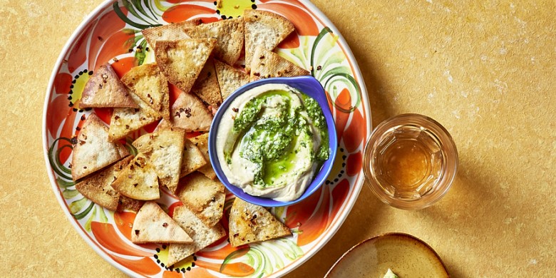 Spicy pitachips met pesto-hummusdip