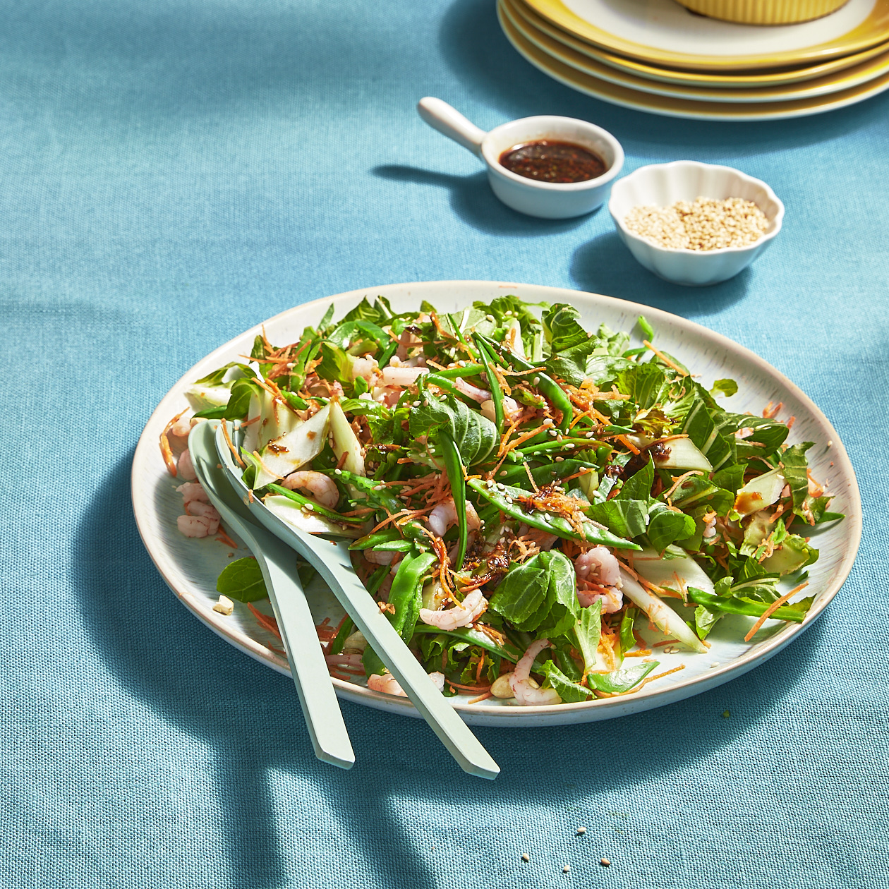 Salade met paksoi, peultjes en garnalen