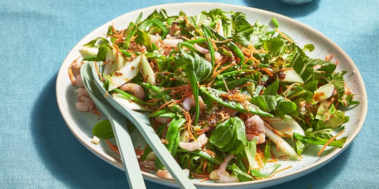 Salade met paksoi, peultjes en garnalen