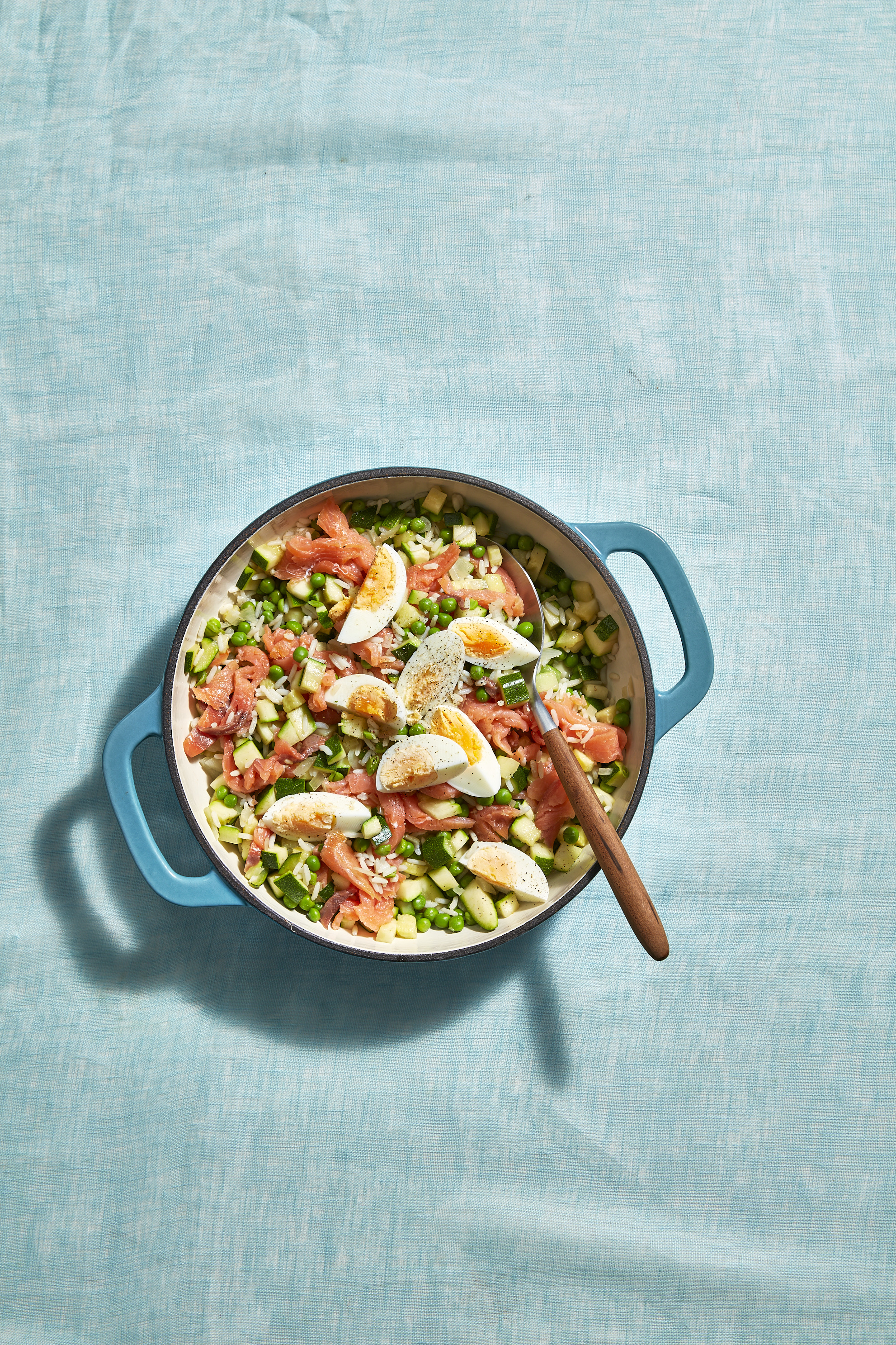 Lenterijstschotel met gerookte zalm en ei