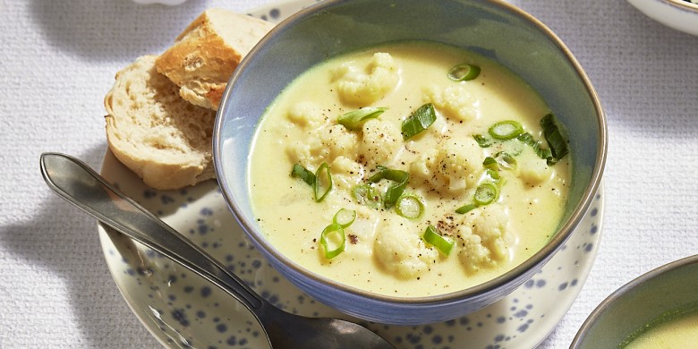 Boerenkaassoep met bloemkool en bosui
