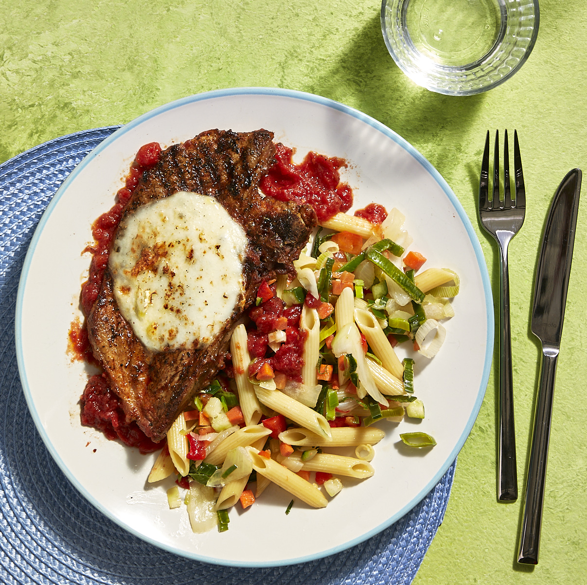 Gegrilde karbonade met tomatensaus en penne