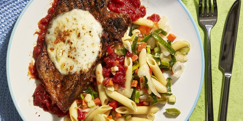 Gegrilde karbonade met tomatensaus en penne
