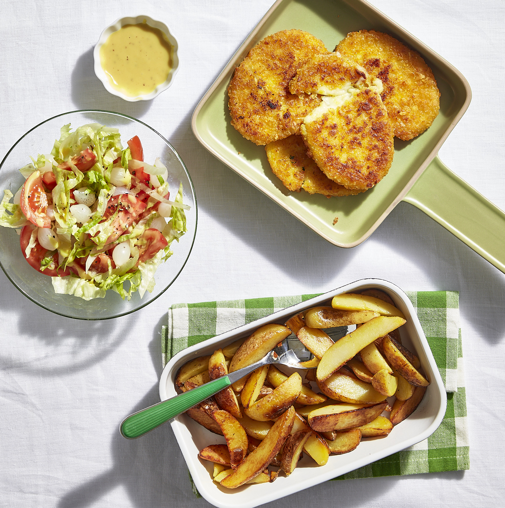 Kaasschnitzels met aardappeltjes en salade
