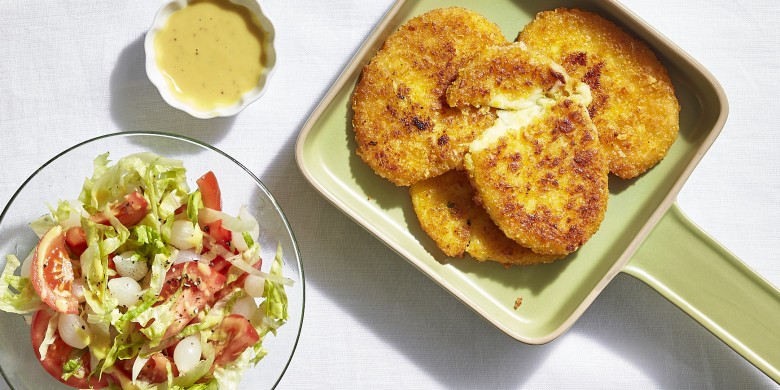 Kaasschnitzels met aardappeltjes en salade