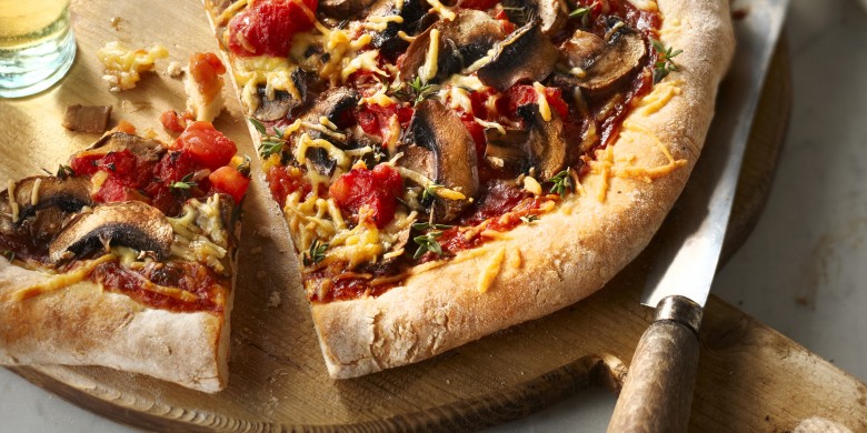 Pizza met paddenstoelen en kaas