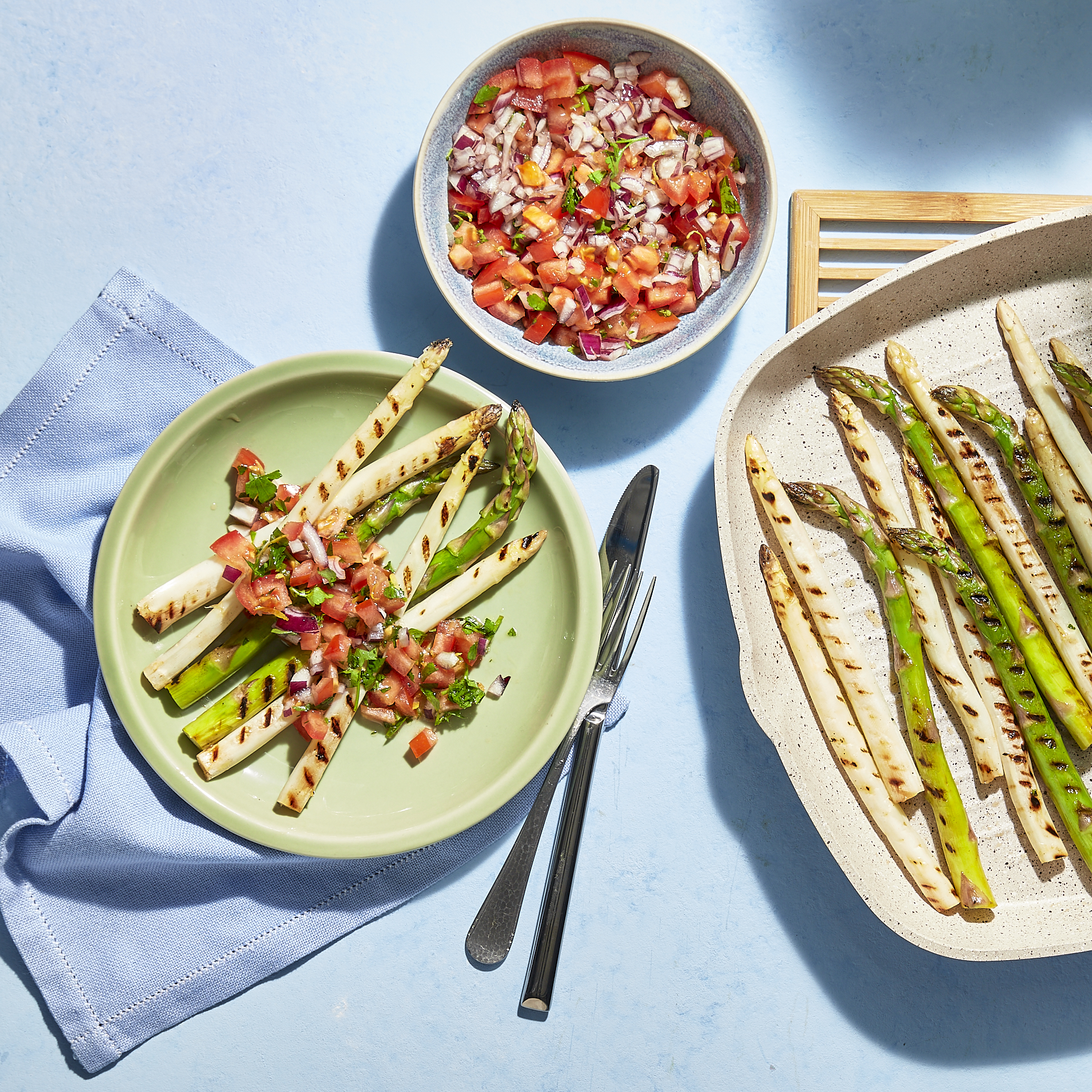 Gegrilde asperges met tomaat-dressing