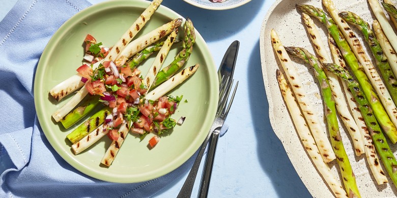 Gegrilde asperges met tomaat-dressing