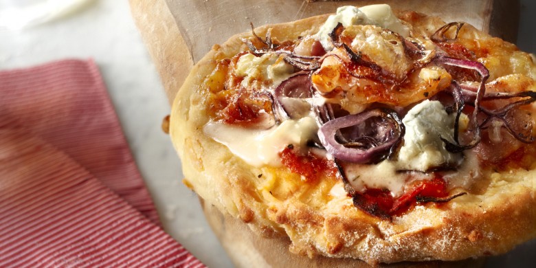 Pizza met gorgonzola, rode ui en pancetta