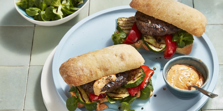 Burger met gegrilde groenten