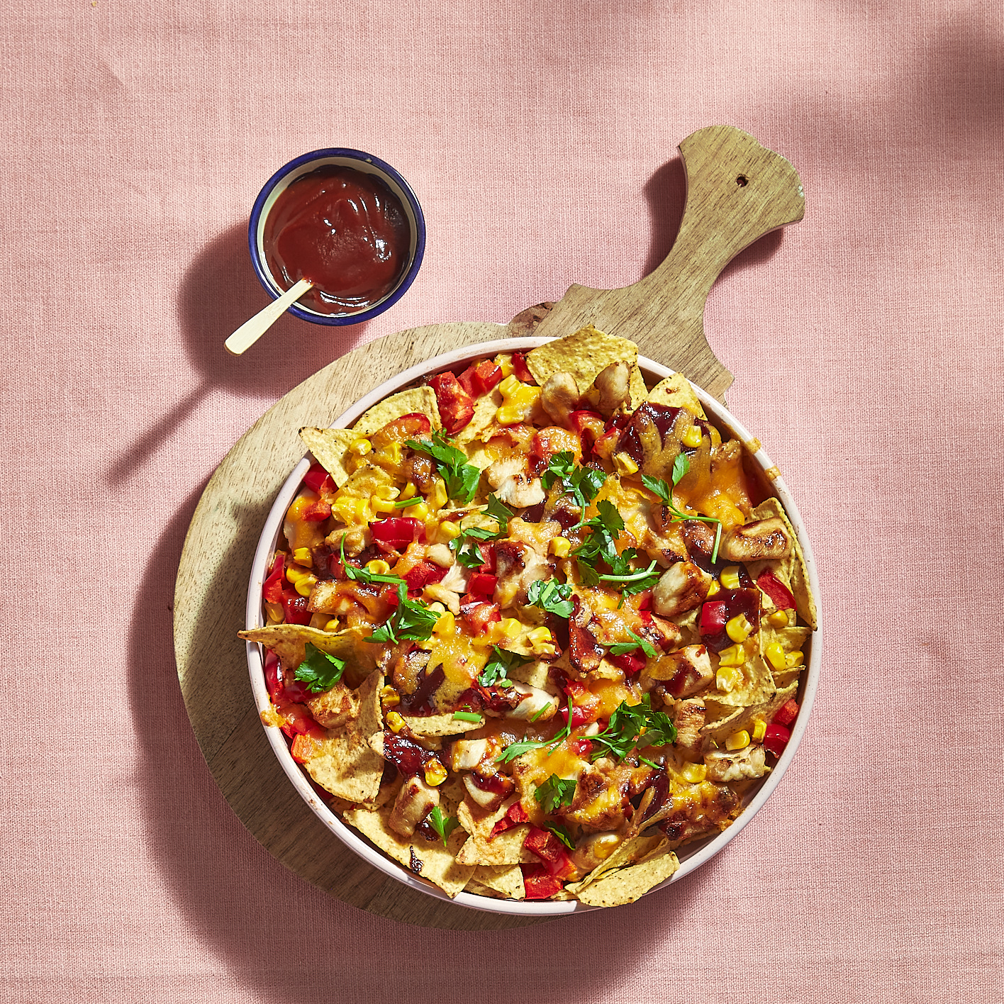Nacho's met kip, paprika en BBQ-saus