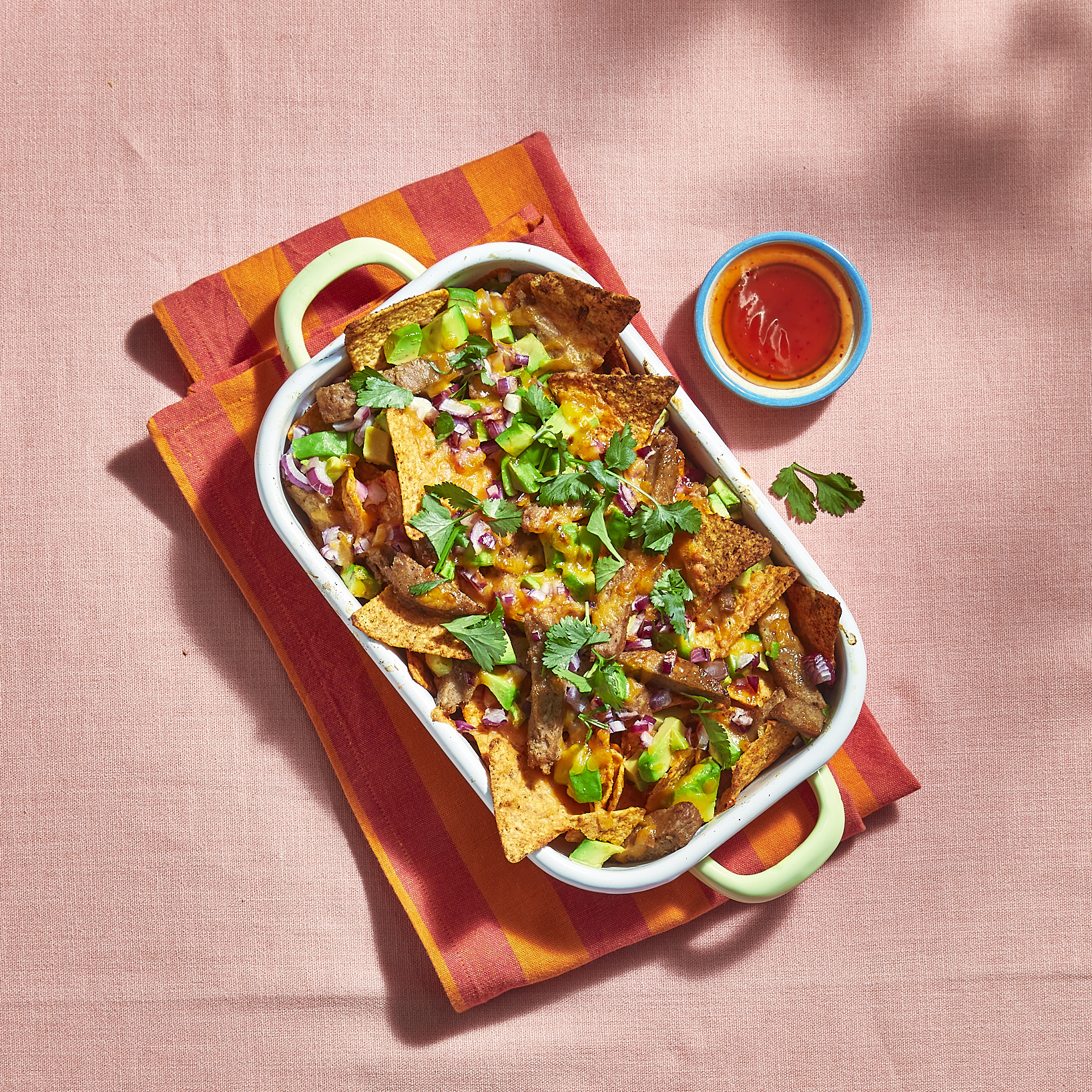 Vega nacho's met avocado en chilisaus