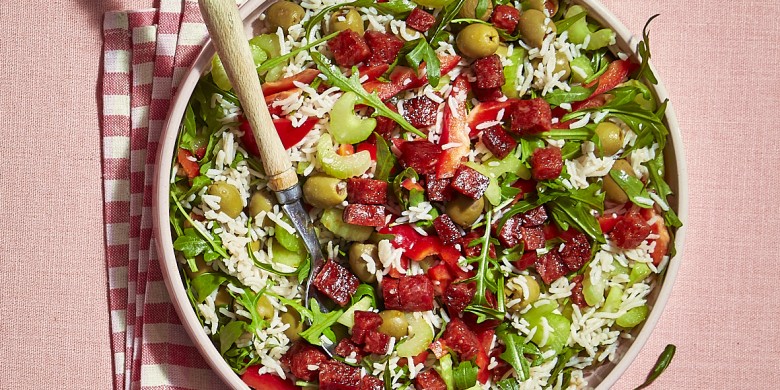 Rijstsalade met rucola, chorizo en paprika