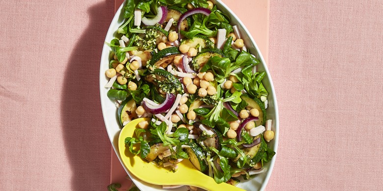 Kikkererwtensalade met kip en courgette