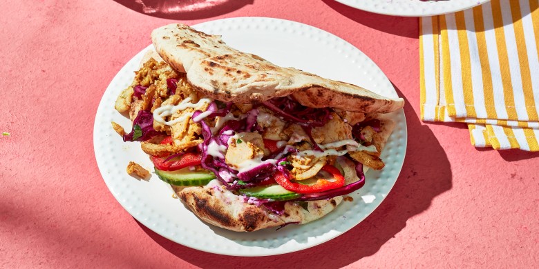 Flatbread met kip en rodekool