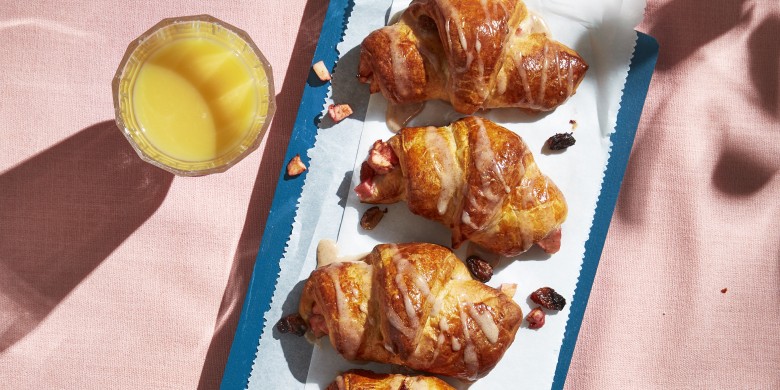 Croissant met appel en rozijnen