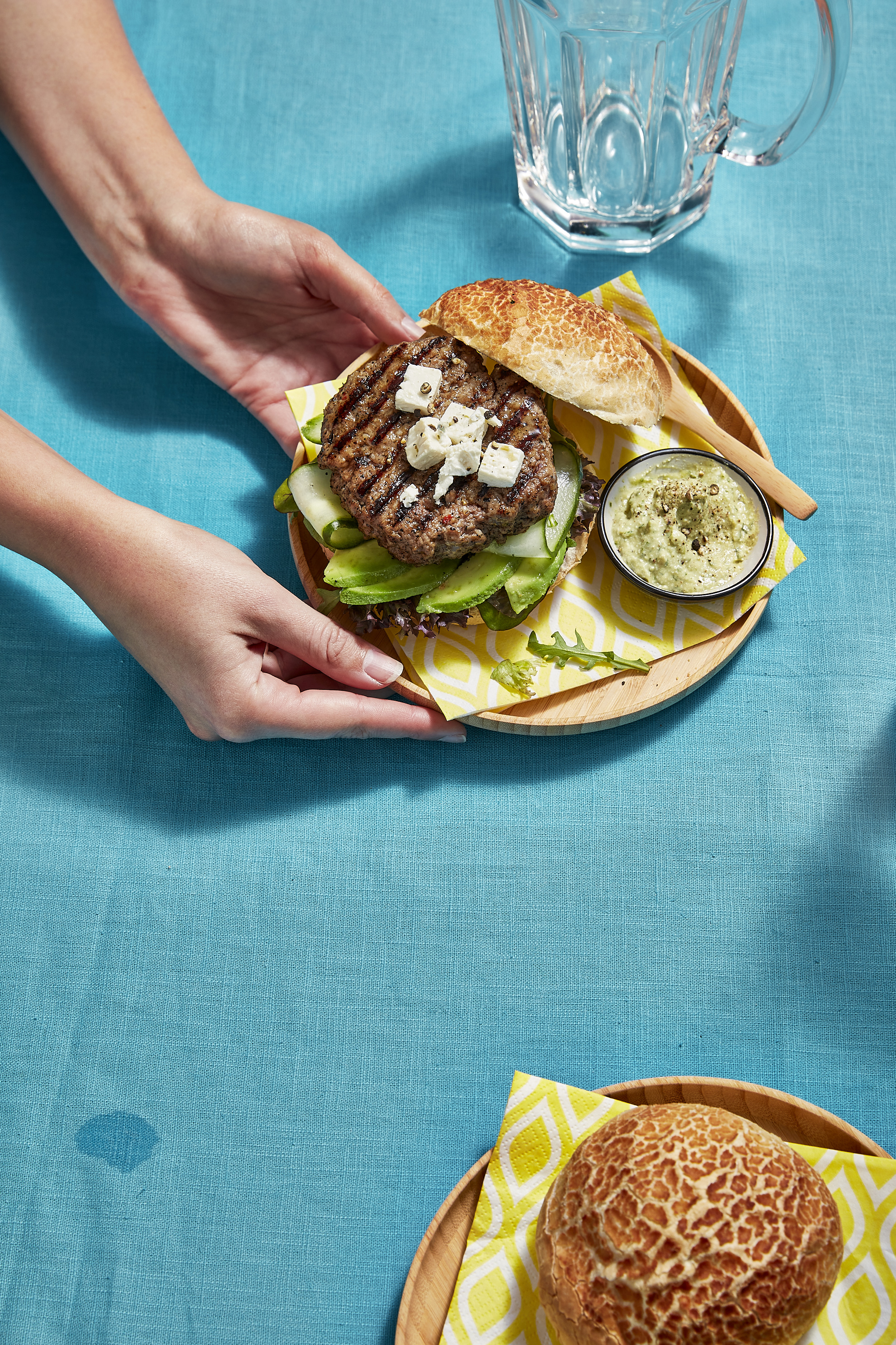 Grillburger met avocado en witte kaas