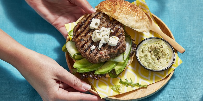 Grillburger met avocado en witte kaas