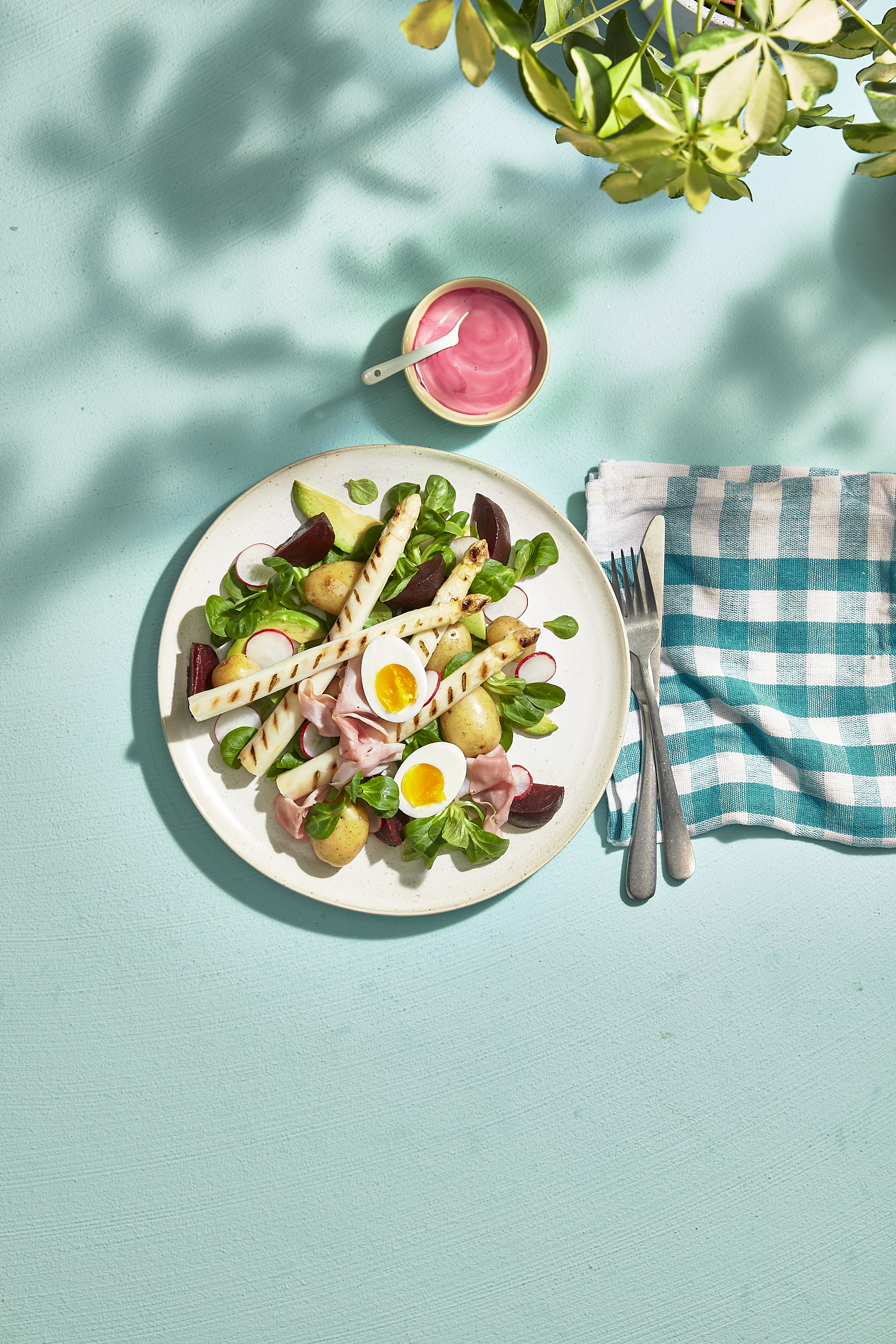 Salade met gegrilde asperges, ham en krieltjes