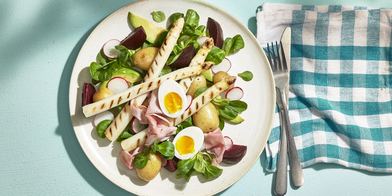 Salade met gegrilde asperges, ham en krieltjes