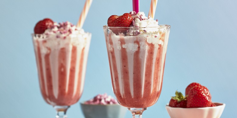 Aardbeienmilkshake met aardbeiensaus