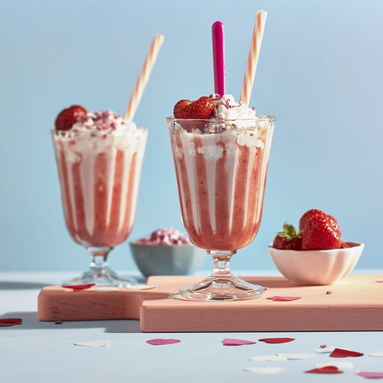 Aardbeienmilkshake met aardbeiensaus