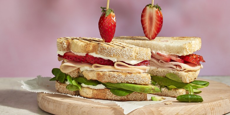Kipsandwich met aardbei en basilicummayonaise