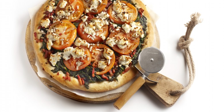 Plaatpizza met spinazie en spekjes
